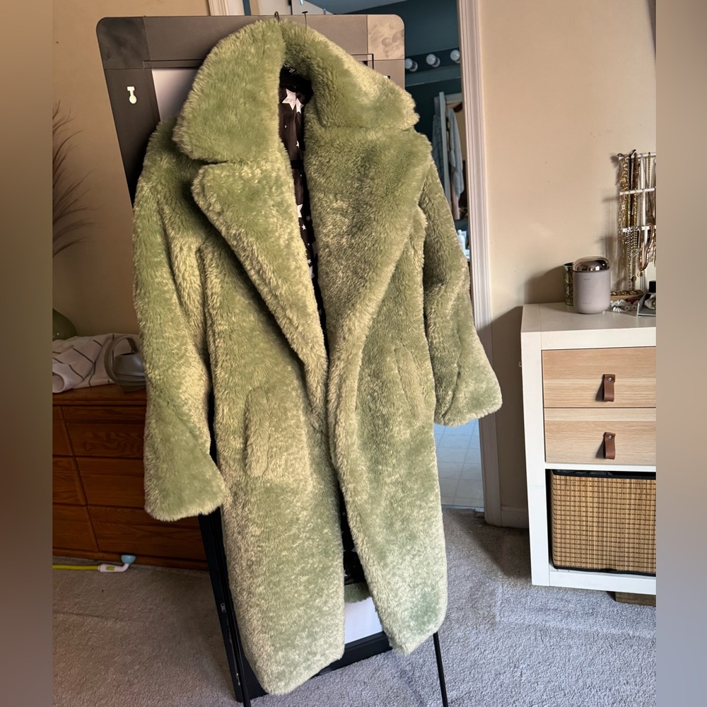 Chunky long faux fur coat in pale green - Picture 2 of 6